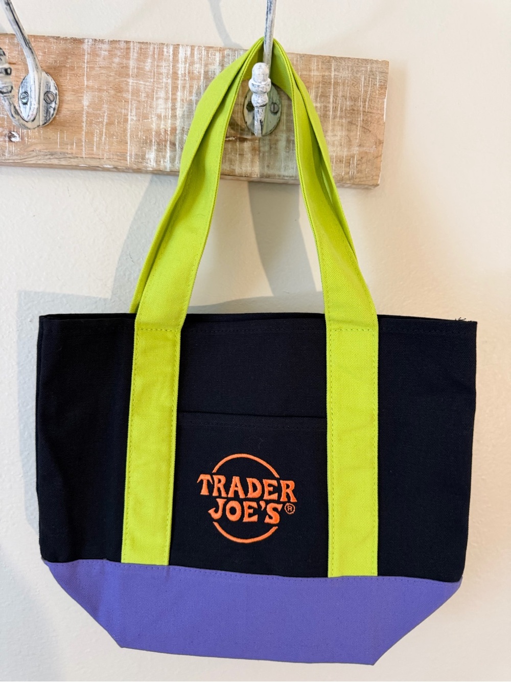 🖤🎃 NEW WITH TAG – Trader Joe’s Halloween Mini Tote! 🧡💚💜 RARE TO FIND - Picture 3 of 6